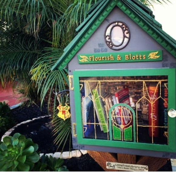 Hey Posh Friends! Welcome to my Closet! ✨ - Picture 7 of 8